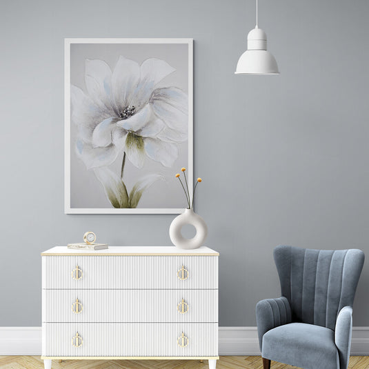 Pintura de una flor blanca y gris con detalles brillantes en el centro