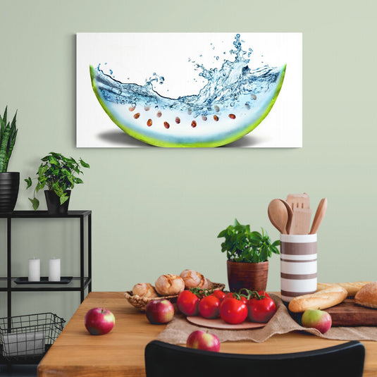 Rebanada de sandía con salpicaduras de agua azul y semillas flotantes en diseño surrealista