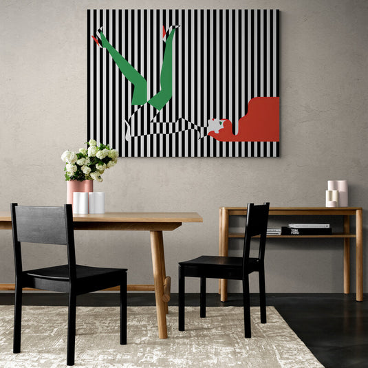 Cuadro minimalista moderno con figura femenina sobre fondo de rayas verticales en blanco y negro, piernas en tonos verdes y detalles rojos en un salón contemporáneo.