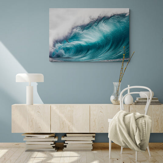 Fotografía dramática de una gran ola turquesa con un pájaro pequeño en primer plano