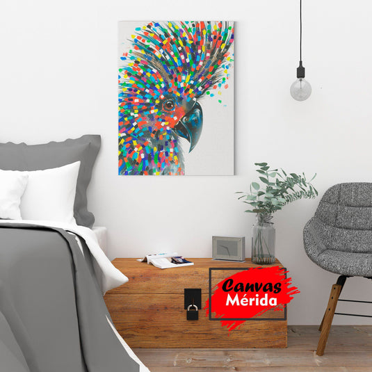 Cuadro decorativo de loro con plumaje multicolor en fondo blanco