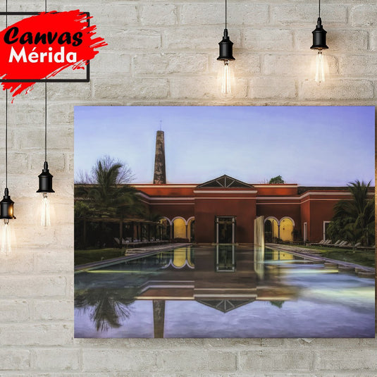 Vista de la Hacienda Temozón, Yucatán, con reflejo en la piscina al atardecer.