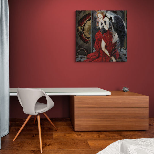 Mujer en vestido negro y falda roja junto a harpy gris sobre suelo de rombos en entorno antiguo