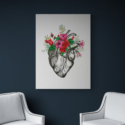 Ilustración de un corazón humano con flores coloridas emergiendo de él