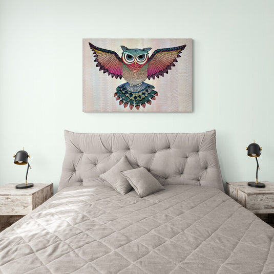 Búho en vuelo con plumaje multicolor sobre fondo crema-rosado