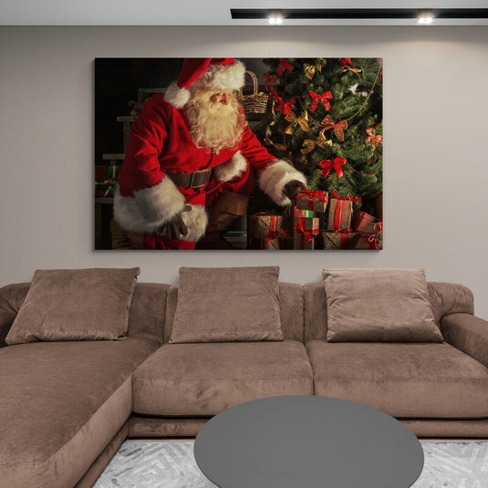 Santa Claus Deposita Regalos Rojos bajo Árbol Navideño: Sonrisa Tierna y Traje Tradicional en Escena Mágica"