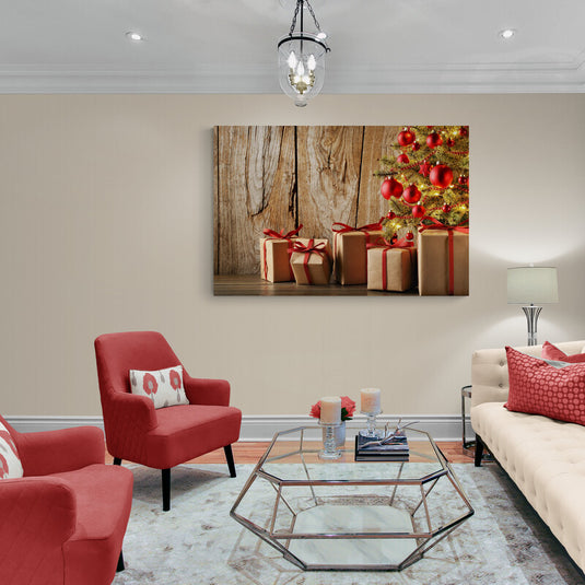 Árbol de Navidad con adornos rojos y regalos envueltos