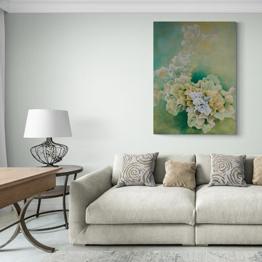 Floración etérea en tonos pastel sobre fondo verde turquesa