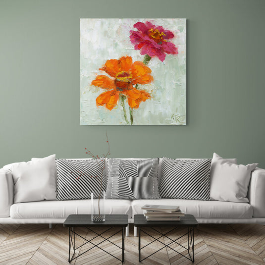 Pintura al óleo de dos flores vibrantes en tonos naranja y rosa sobre fondo texturizado