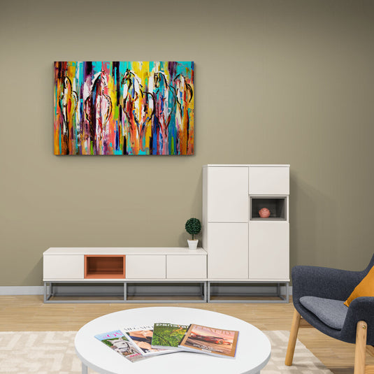 Cuadro abstracto colorido con figuras humanas estilizadas.