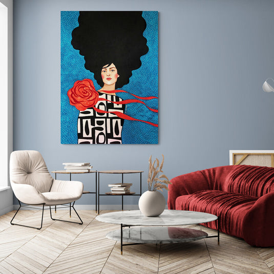 Retrato artístico de mujer con cabello negro voluminoso y vestido estampado, contra un fondo azul estrellado