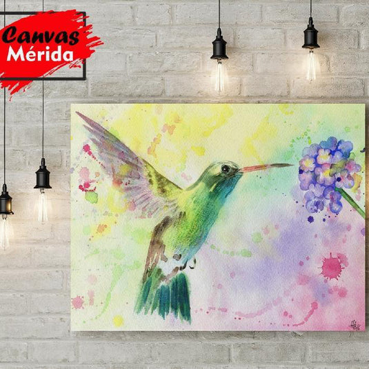 Acuarela pastel con flores moradas y colibrí verde en fondo amarillo, verde, rosa y lila