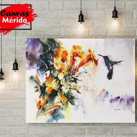 Cuadro acuarelado con fondo claro, tonalidades moradas y naranjas, ramo de flores amarillas y colibrí oscuro difuminado