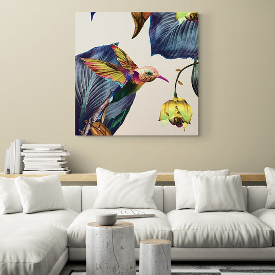 Colibrí multicolor con flor amarilla y hojas azules sobre fondo beige