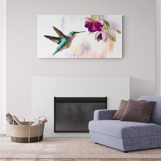 Colibrí verde volando ante flores turquesa, morado y rosa con destellos naranja y morado pastel en fondo blanco
