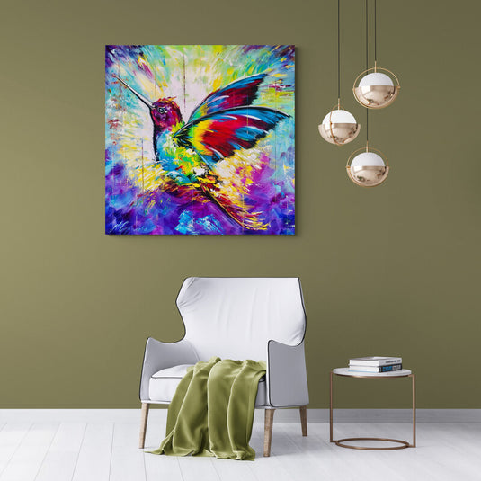 Colibrí multicolor sobre fondo neón combinando azules, morados, amarillos, blanco y turquesa