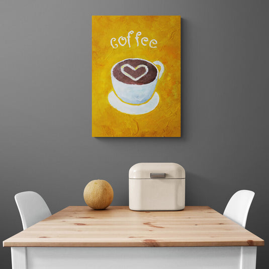 Pintura artística de una taza de café con arte latte en forma de corazón sobre fondo amarillo texturizado, estilo naïf ideal para decoración alegre y acogedora en cocinas o cafeterías.