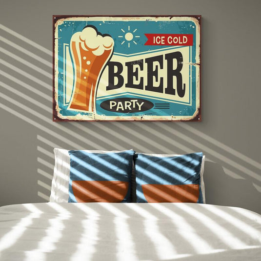 Cartel vintage estilo retro con vaso de cerveza y texto “Ice Cold Beer Party” para decoración de bar o área social.