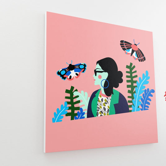 Ilustración gráfica de mujer con plantas y mariposas en fondo rosa