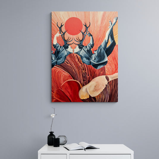 Pintura surrealista de dos figuras con cuernos besándose bajo sol rojo