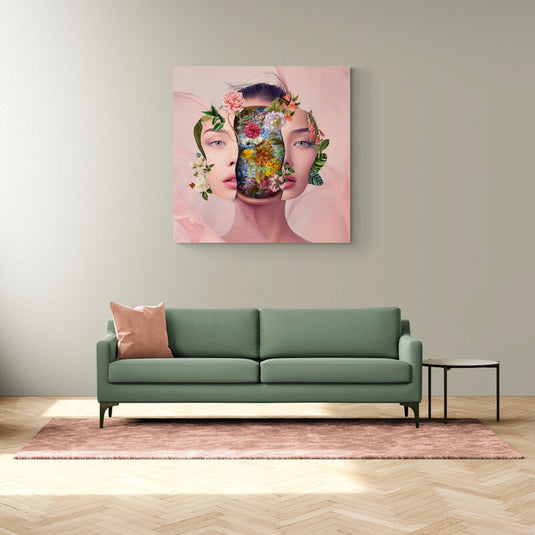 Obra de arte digital de dos rostros femeninos con un segmento de flores vibrantes en el centro