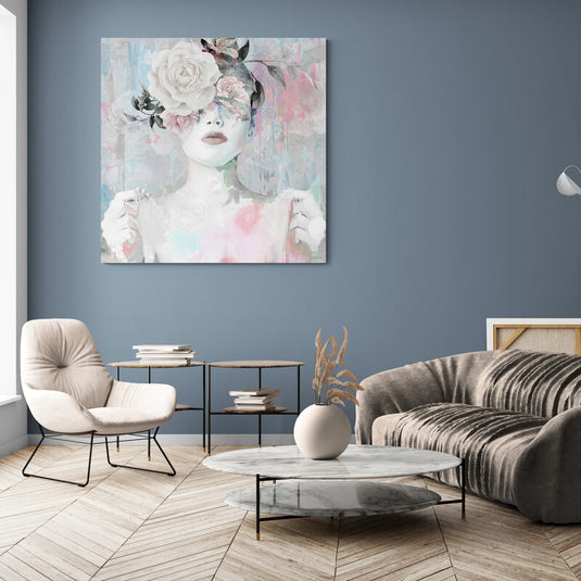 Retrato surrealista de mujer con flores blancas y rosadas cubriendo su rostro