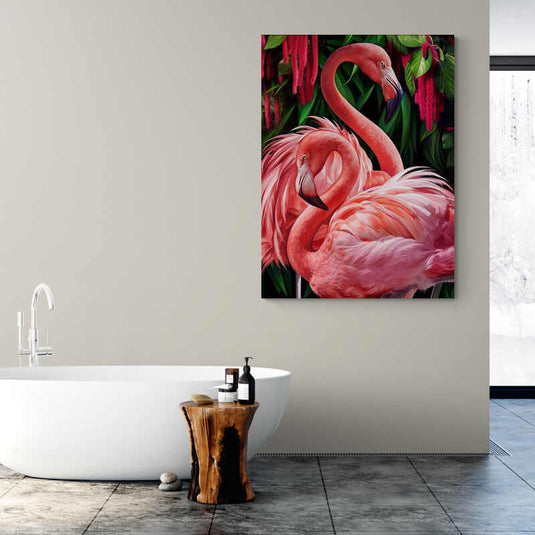 Cuadro de hojas tropicales verdes con dos flamencos de plumas rosadas en primer plano