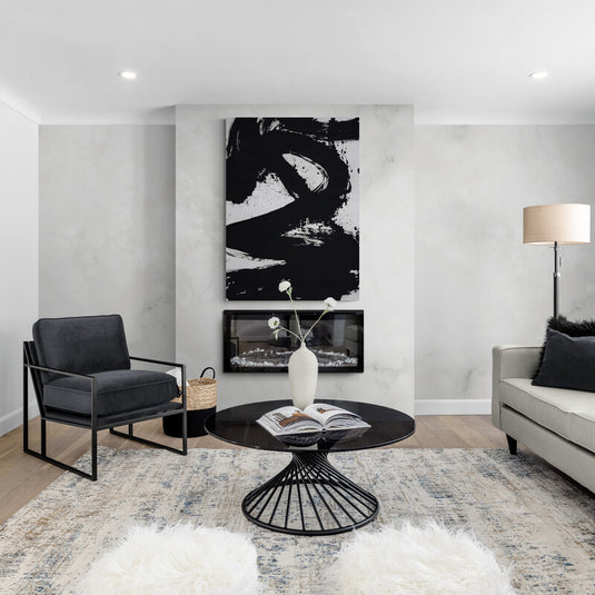Pintura abstracta en blanco y negro con trazos audaces