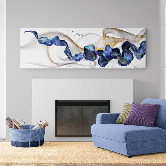 Formas ondulantes azuladas con destellos dorados sobre fondo blanco en diseño abstracto