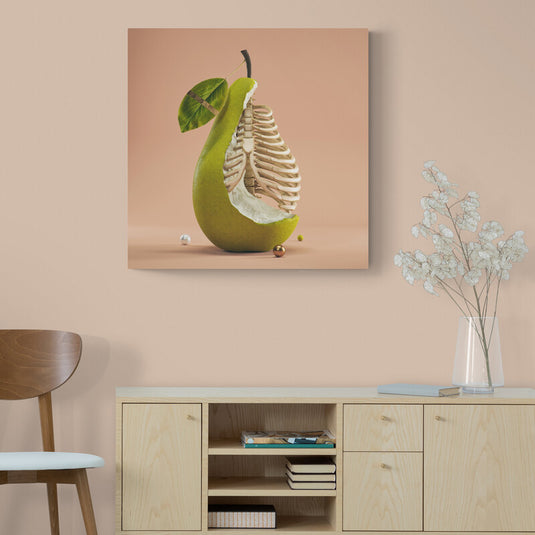 Imagen conceptual de una pera verde con estructura ósea interna sobre fondo neutro