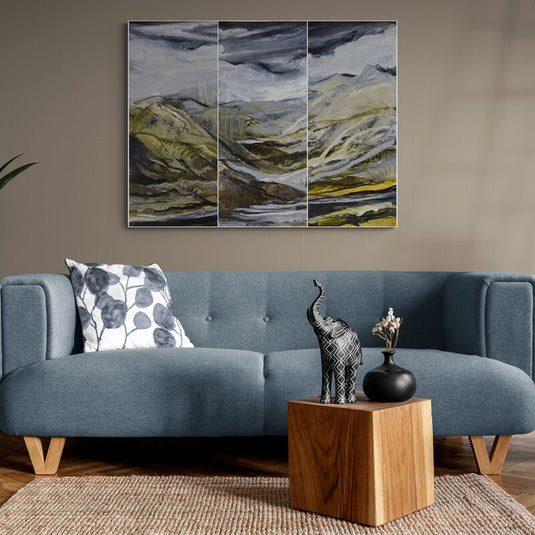 Tríptico abstracto con montañas en tonos tierra, verdes y grises. Pintura moderna para decoración elegante y natural.