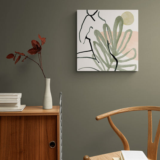 Cuadro decorativo con fondo blanco: silueta de mujer en contorno negro, diseño vegetal verde, manchas salmón y círculo central verde.