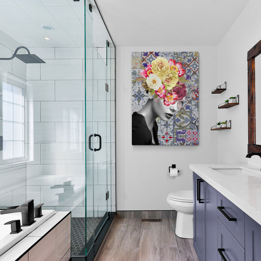 Retrato de Mujer en Blanco y Negro con Corona de Flores Coloridas sobre Fondo de Mosaico