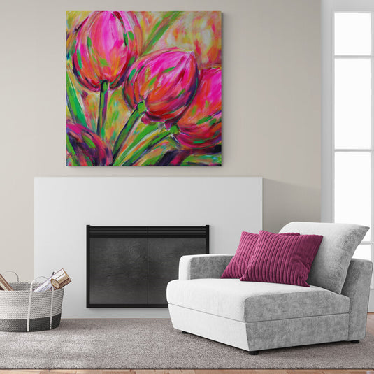Pintura expresiva de tulipanes en tonos rosados y rojos con fondo cálido