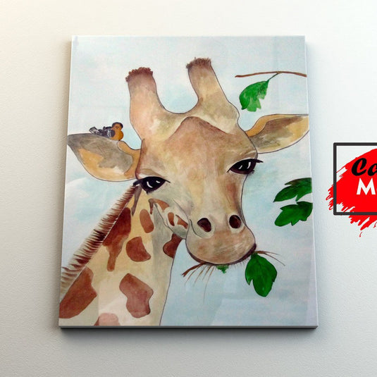 irafa con expresión suave y mirada curiosa acompañada de un pequeño pájaro en una rama y hojas verdes en estilo acuarela