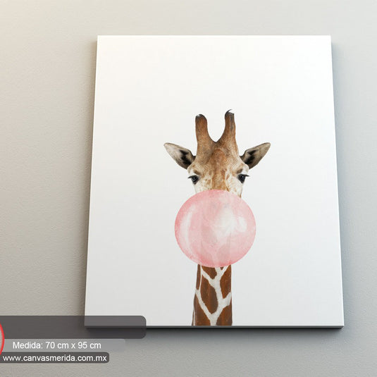 "Jirafa soplando un globo de chicle rosa en un fondo neutro"