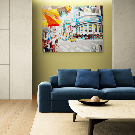 Escena urbana vibrante con taxis amarillos y parasoles coloridos en una calle concurrida.