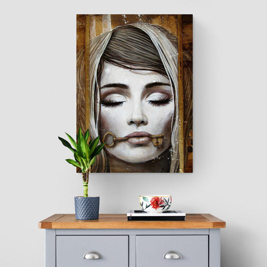 Retrato surrealista de mujer con ojos cerrados y llave en la boca