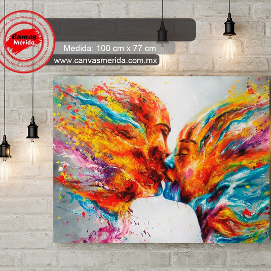 Cuadro colorido de beso apasionado en arte moderno con pinceladas expresivas y estilo abstracto para decoración vibrante.