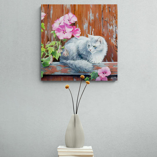 Pintura de gato gris descansando junto a flores rosadas en una valla de madera