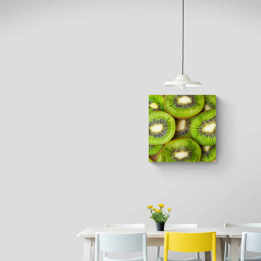 Fotografía close-up de rebanadas de kiwi fresco mostrando textura y color vibrantes