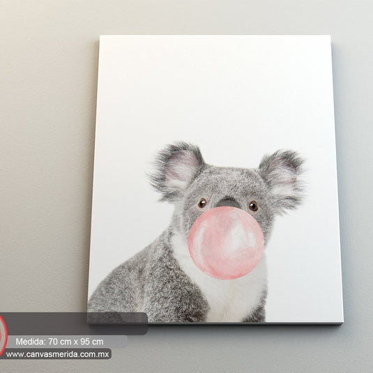 "Retrato artístico de koala con burbuja de chicle rosada"