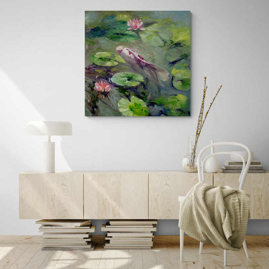 Cuadro de carpa koi nadando entre nenúfares