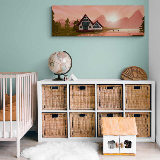 Cabaña junto al lago al atardecer con montañas de fondo