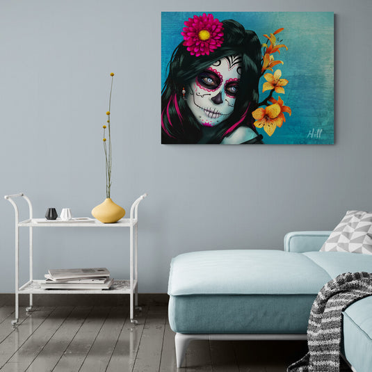 Retrato de mujer con maquillaje de calavera y flores fucsias y naranjas en el Día de los Muertos