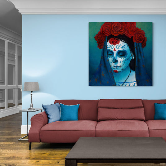 Retrato femenino con calavera pintada, corona de rosas rojas y manto azul