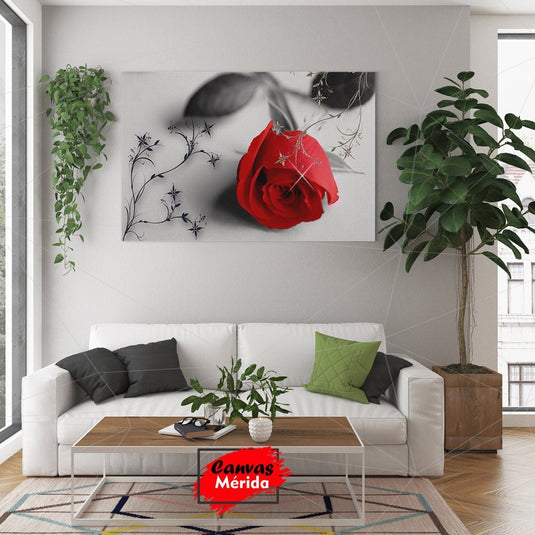 Fotografía de una rosa roja sobre fondo blanco y negro con detalles florales