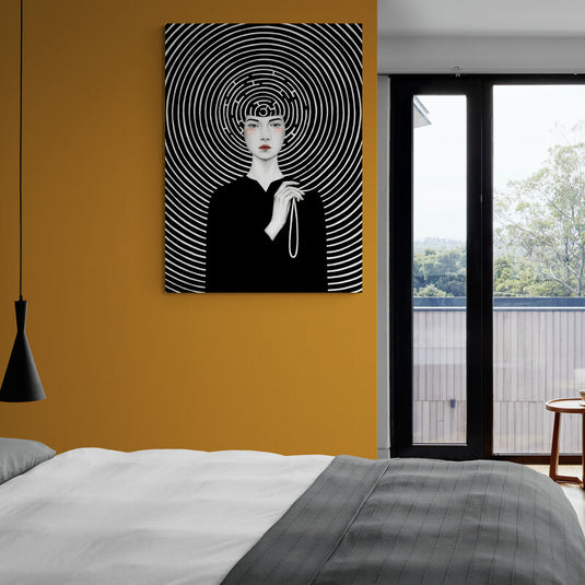 Mujer con Rostro Pálido y Vestido Negro Frente a Fondo de Espirales Hipnóticas en Blanco y Negro