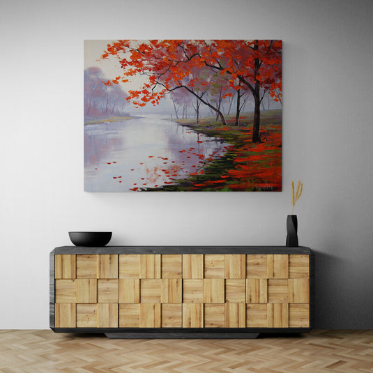 Árboles con Hojas Naranja-Rojas, Pequeño Lago y Hojas Caídas en Ambiente Neblinoso