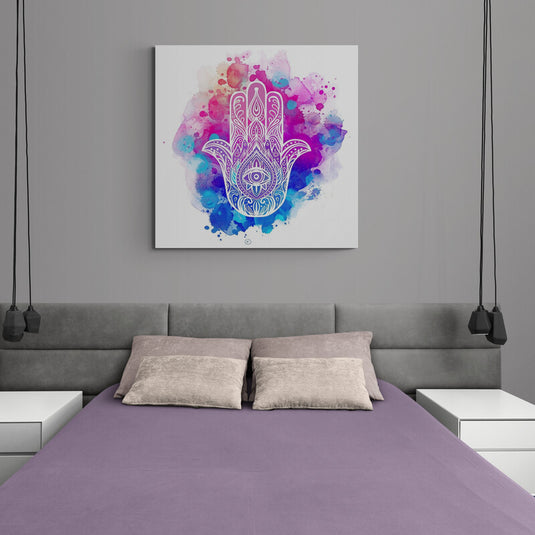 Mano de Hamsa blanca con fondo de acuarela en tonos púrpura, azul y rosa.
